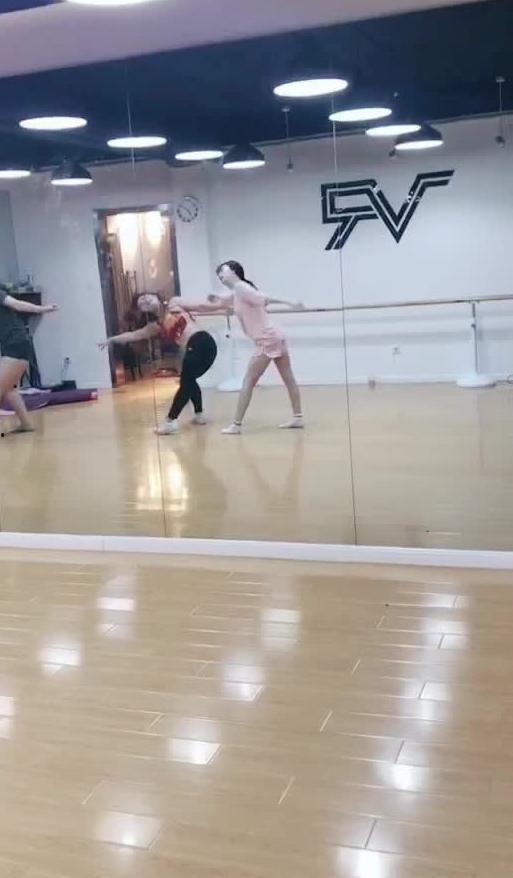 酒吧女跳舞吃瓜视频大全,女舞者激情演绎，吃瓜群众围观狂欢