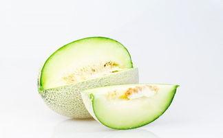 女孩吃哈密瓜的视频,女孩品尝美味哈密瓜的欢乐时光