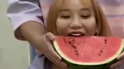 小哥情人节吃瓜视频,甜蜜瓜果背后的故事揭秘